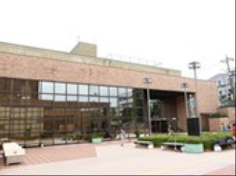 「未来倶楽部 宮前」の周辺環境。川崎市立宮前図書館がある。