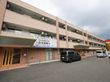 駐車場の出入り口から見た、斜め前から見た施設全体の外観