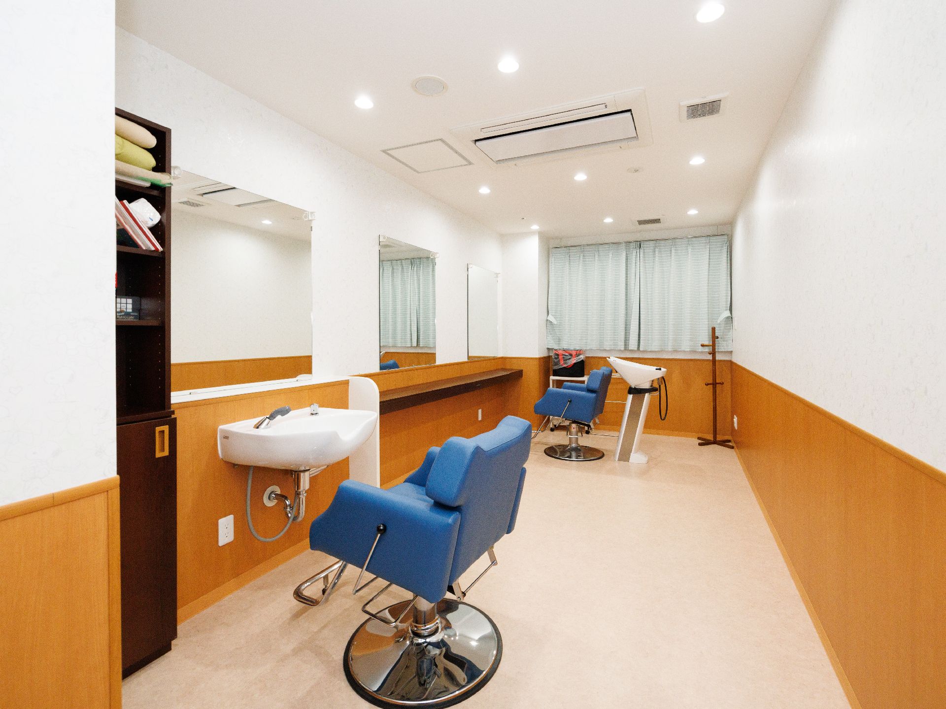 定期的に訪問する理美容師が、入居者の散髪をするために利用する部屋