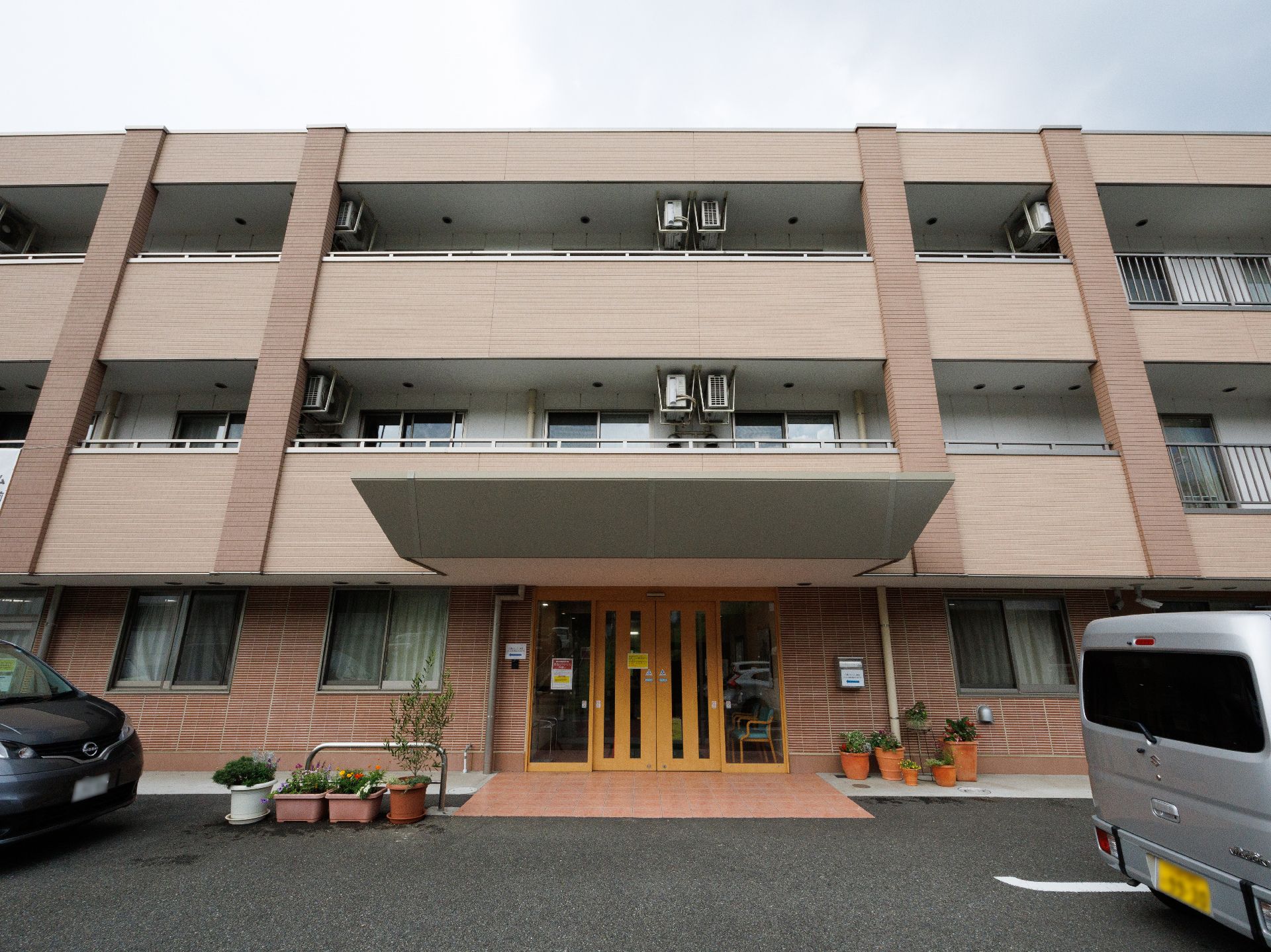 車椅子の人でも楽に移動できるように段差を排除した介護施設の外観