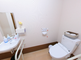 介護施設の清潔なトイレの一室