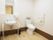 広々とした清潔感のあるトイレである。洗面台の両脇には手すりがあり、安全に利用することができる。呼び出しボタンがあり、緊急時も安心である。