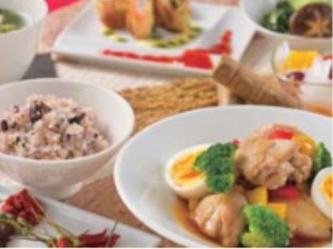 お赤飯、チキンとゆで卵とブロッコリーの料理が並んでいる食事