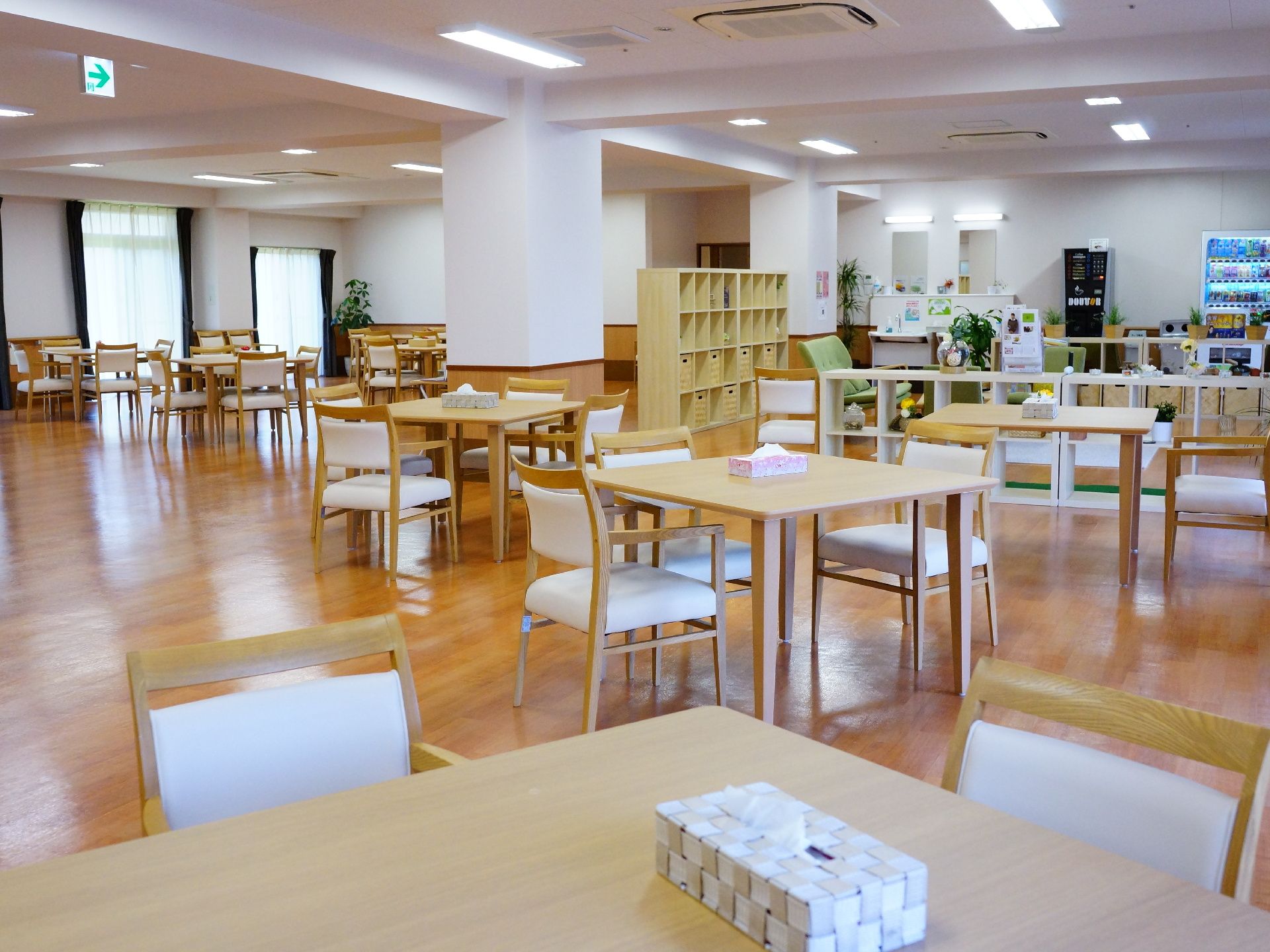 施設には誰でも使えるカフェスペースがある。普通の自動販売機に加え、本格コーヒーの販売機も設置してあり憩いの場になっている。