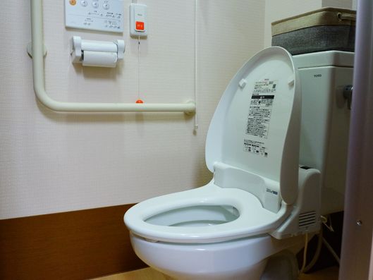 共有お手洗い個室内部