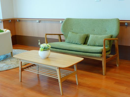 ホールのソファ