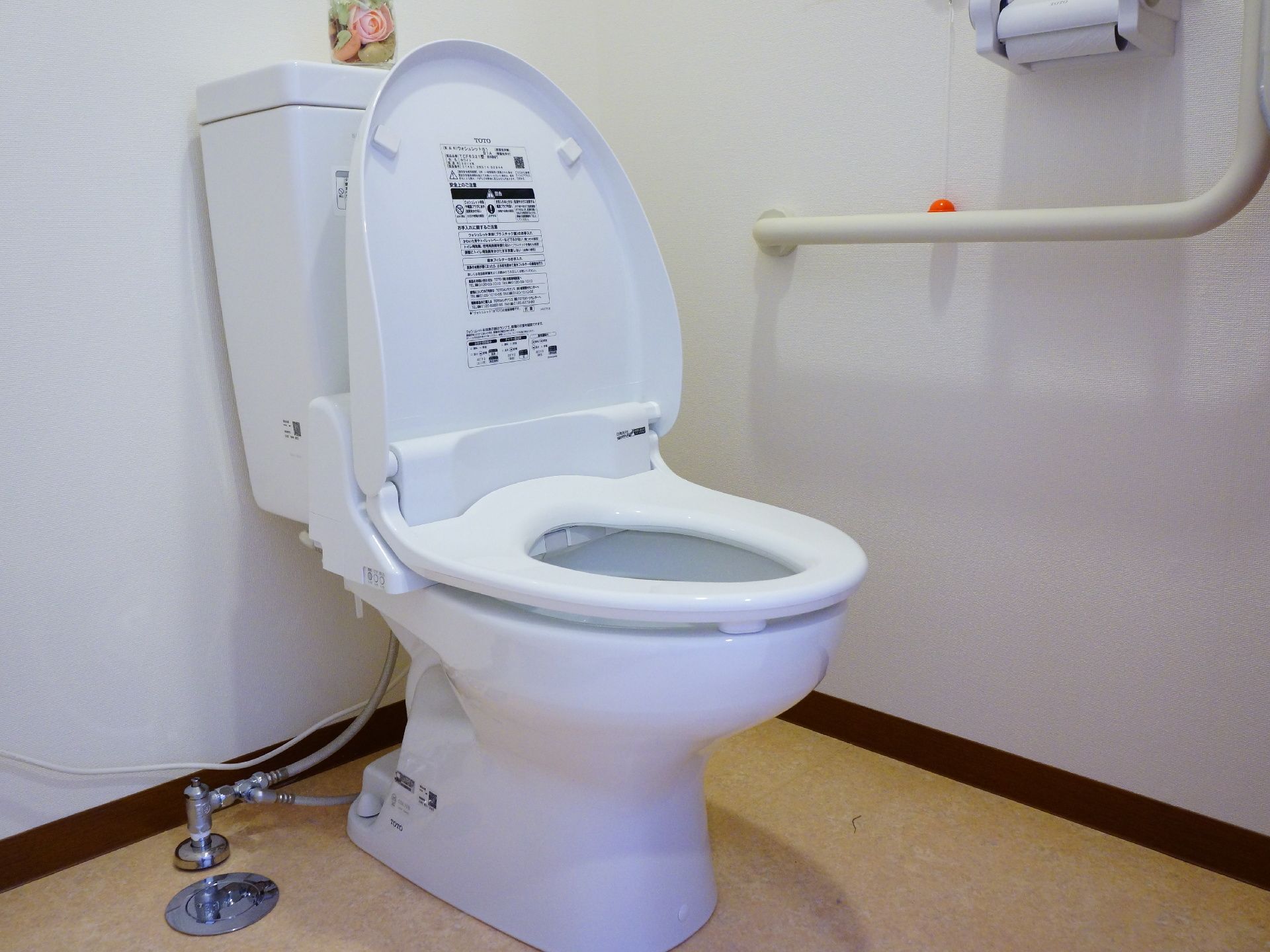 トイレはとてもきれいに清掃が行き届いている。壁には手すりが設置しているなど安全面にも配慮がされている。