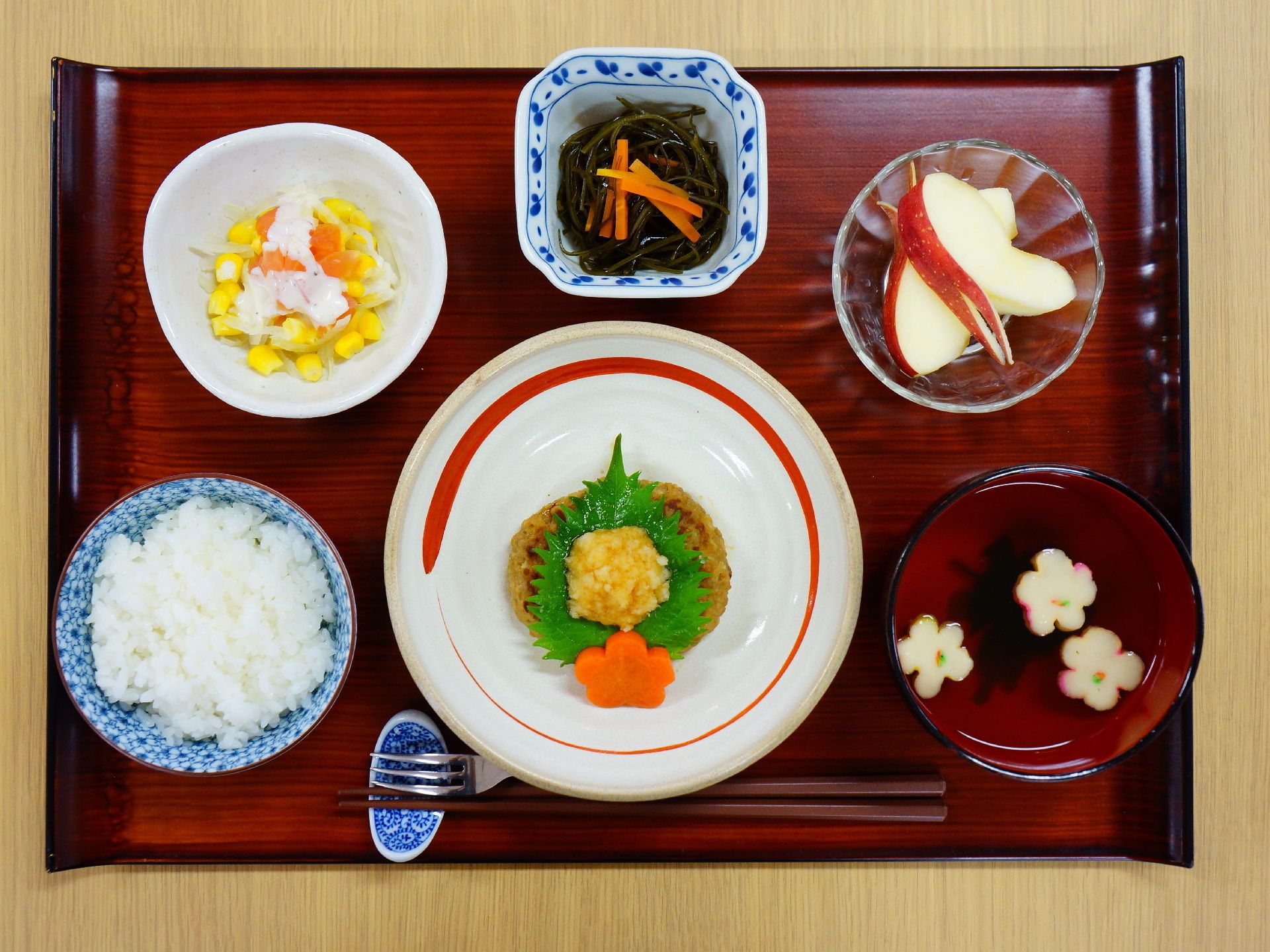 ご飯にメインおかず、副菜も多くデザートまで付いている食事。飾り切りなどもしてあり、見た目でも楽しむことが出来る。