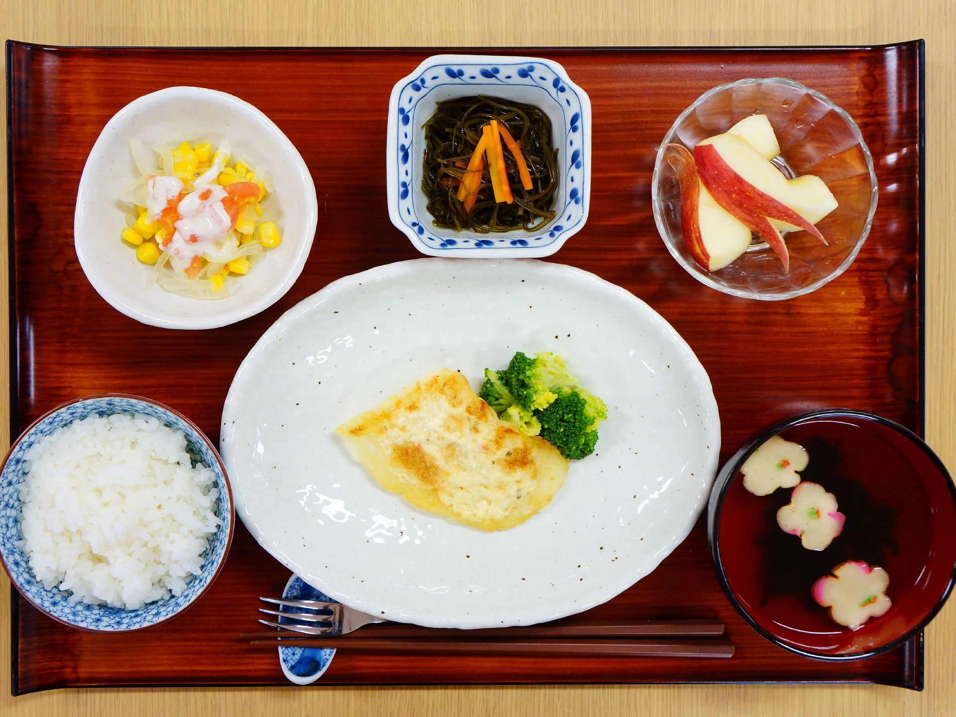 ご飯の内容は副菜やデザートも付いて豊富。食器やトレーもこだわっていて、目でも楽しむことができるお食事。