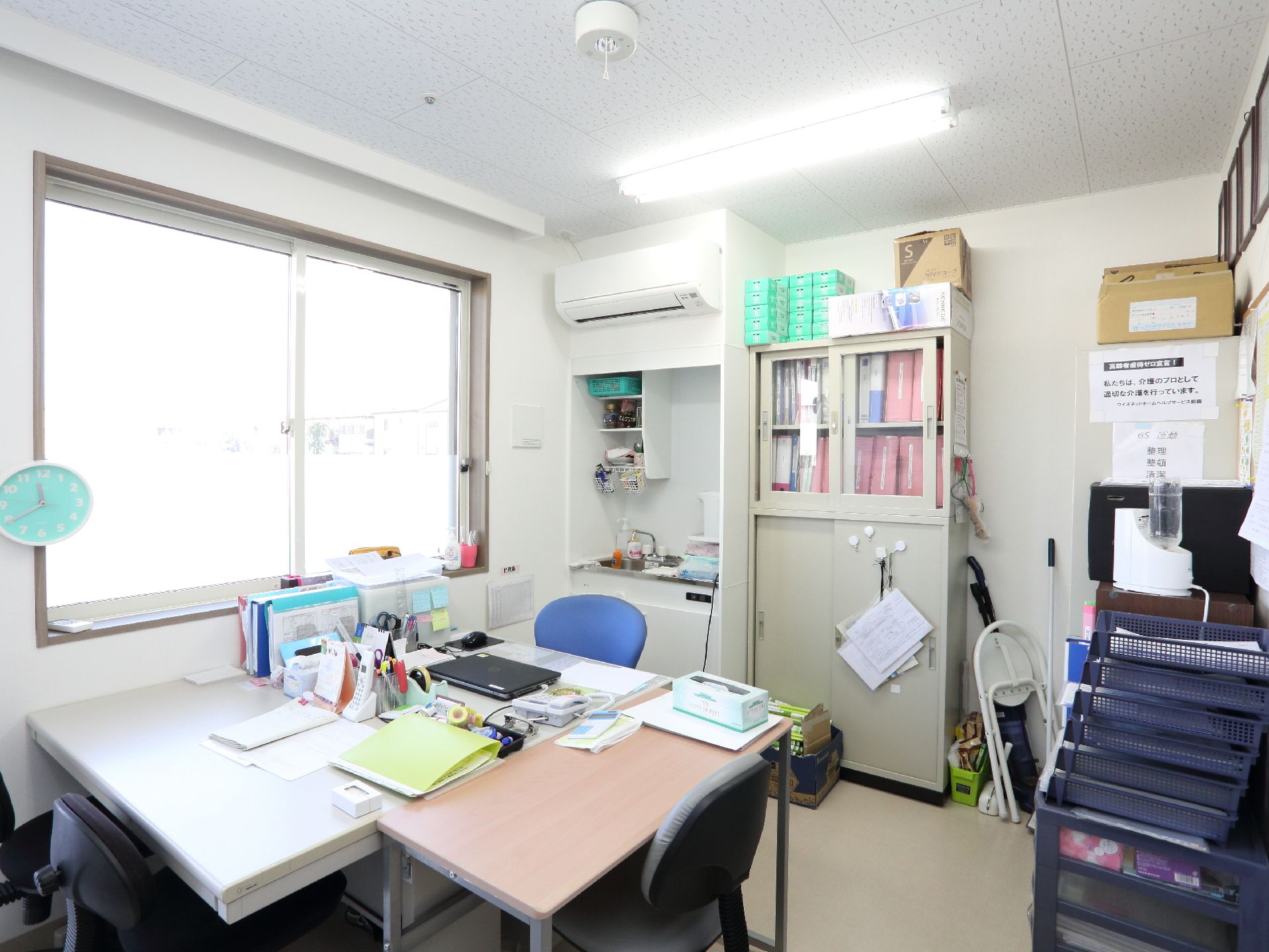よく整理されており、何がどこにあるかすぐに見つけることのできるような環境になっている。スタッフ同士で連絡の取りやすい机の並びにもなっている。