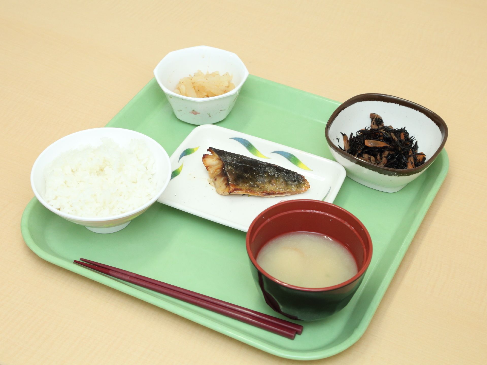 具材は食べやすいように小さく調理してある。全部で五品あり、色んなものを楽しめて、バランスの良いお食事ができる。