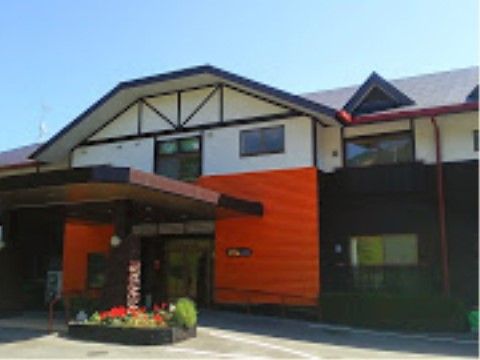 「住宅型有料老人ホームサンアンドムーン」の外観。大自然に囲まれた心地良い環境の施設で駐車場も多く完備している。
