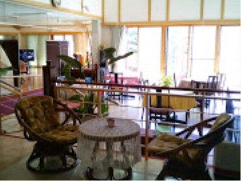 「住宅型有料老人ホームサンアンドムーン」のダイニング。多くの窓や吹き抜けを設けているため、のびのびとお話ができる。