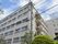 外観はベージュ色で、6階建てのしっかりした建物である。大きな木々が周囲にあり、自然あふれる景観となっている。