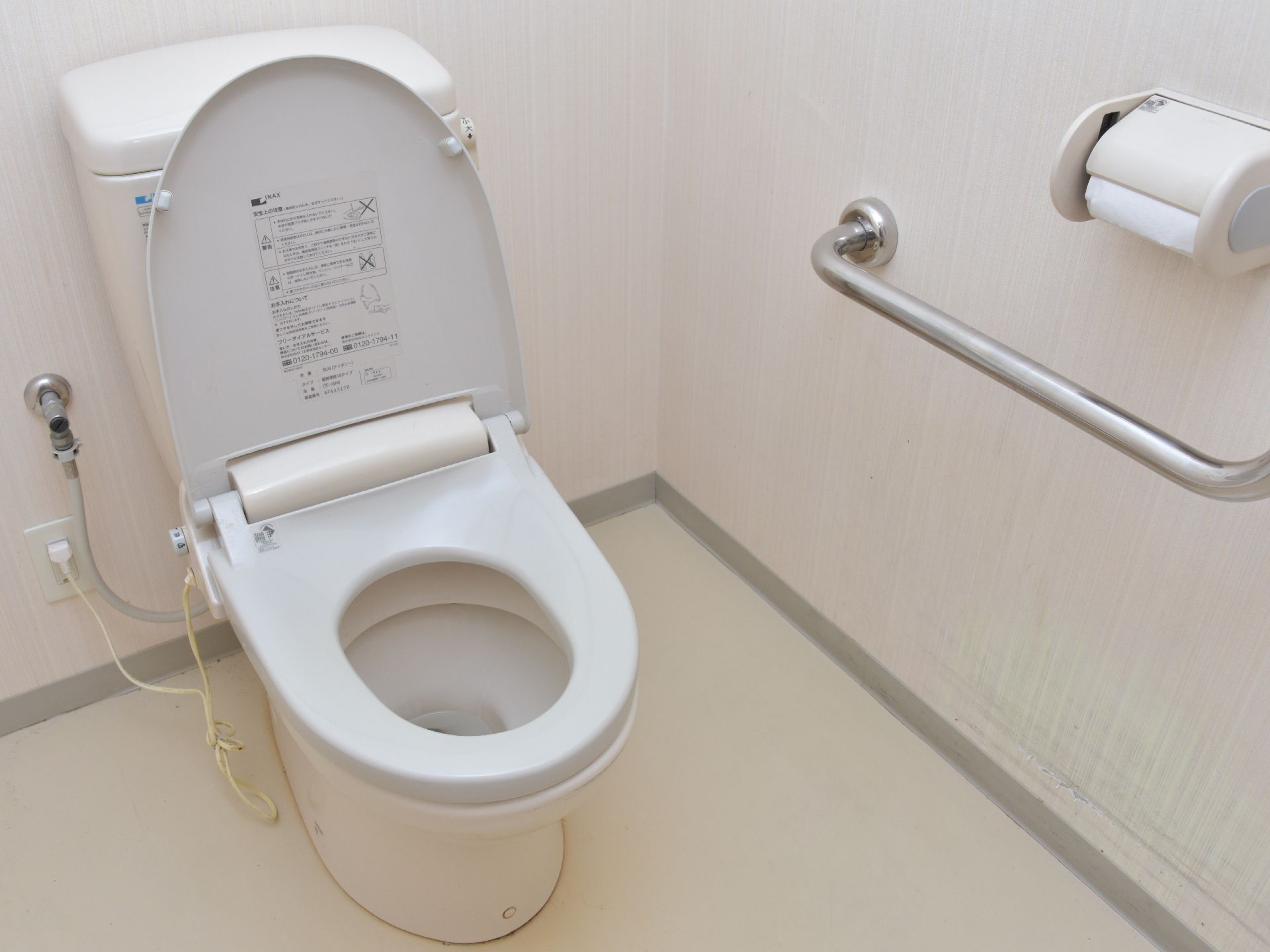 隅々まで清掃が行き届いている明るく清潔なトイレである。車いすでも入りやすいよう充分な広さがあり使いやすい。