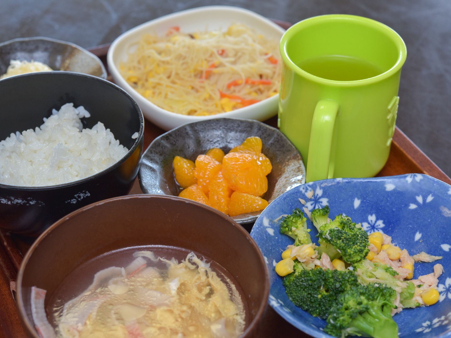 スープやサラダ等のメニューが大きくズームされたお食事の画像。色鮮やかなブロッコリーが食欲をそそるメニューである。