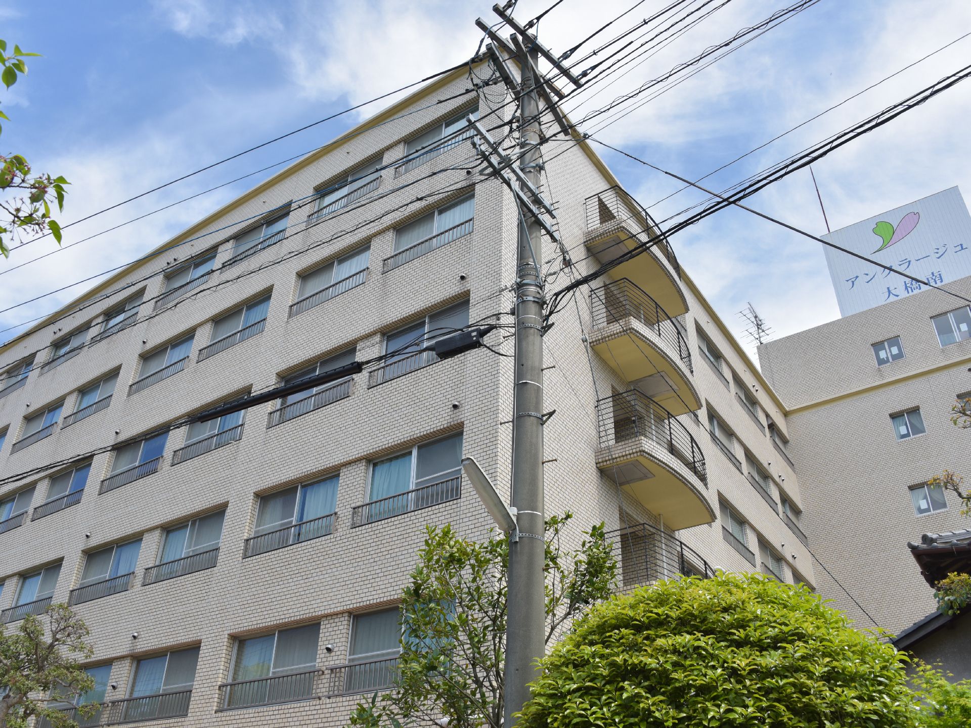 敷地外から建物を見上げた時の様子。施設は6階建てになっており、遠くからでも分かるように屋上部分に施設名が書かれた看板が出ている。