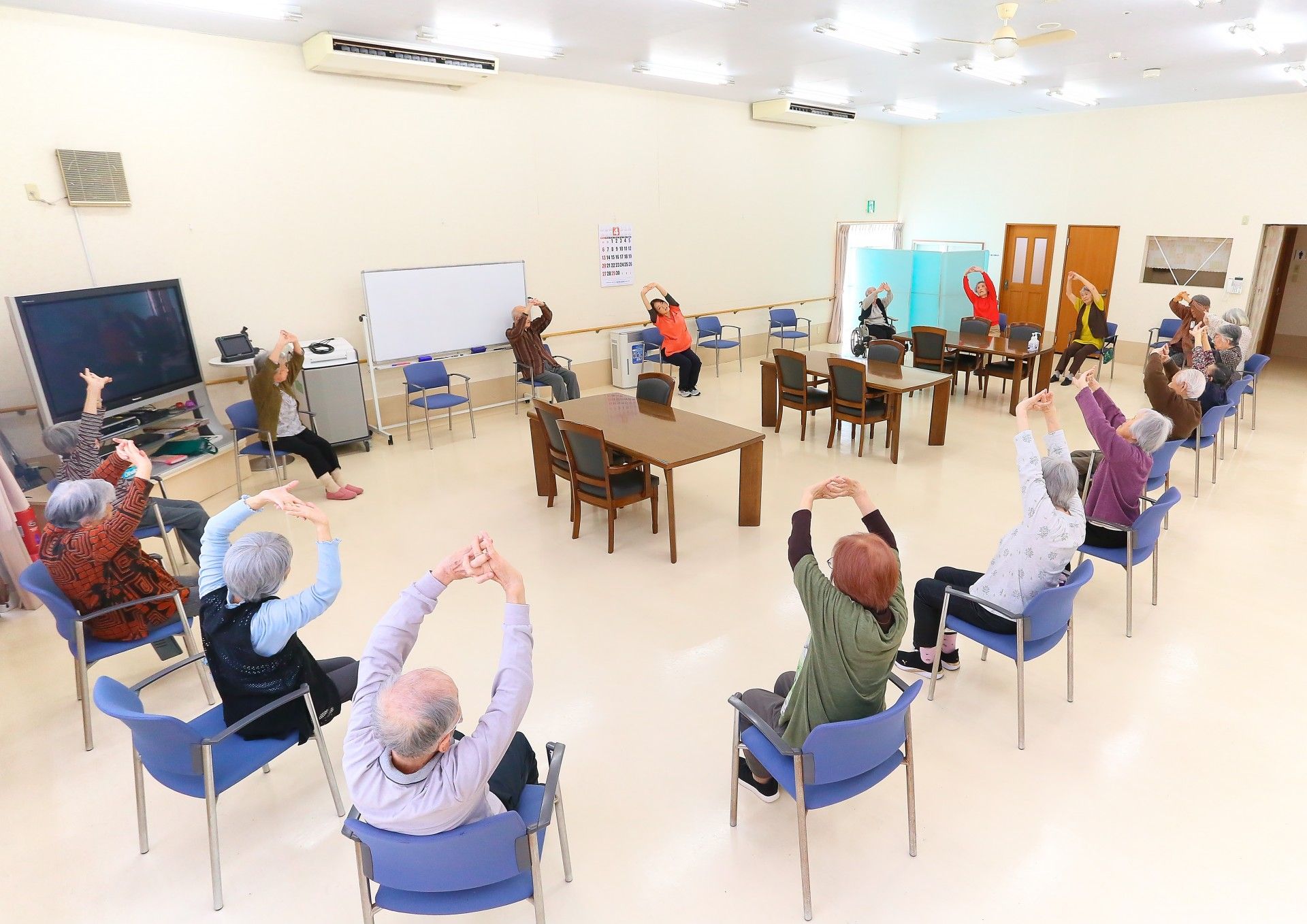 広々とした室内には、円形に椅子が並べられていたり、机と椅子のあるコーナーもある。パーテーションで仕切られた横になれる場所もある。