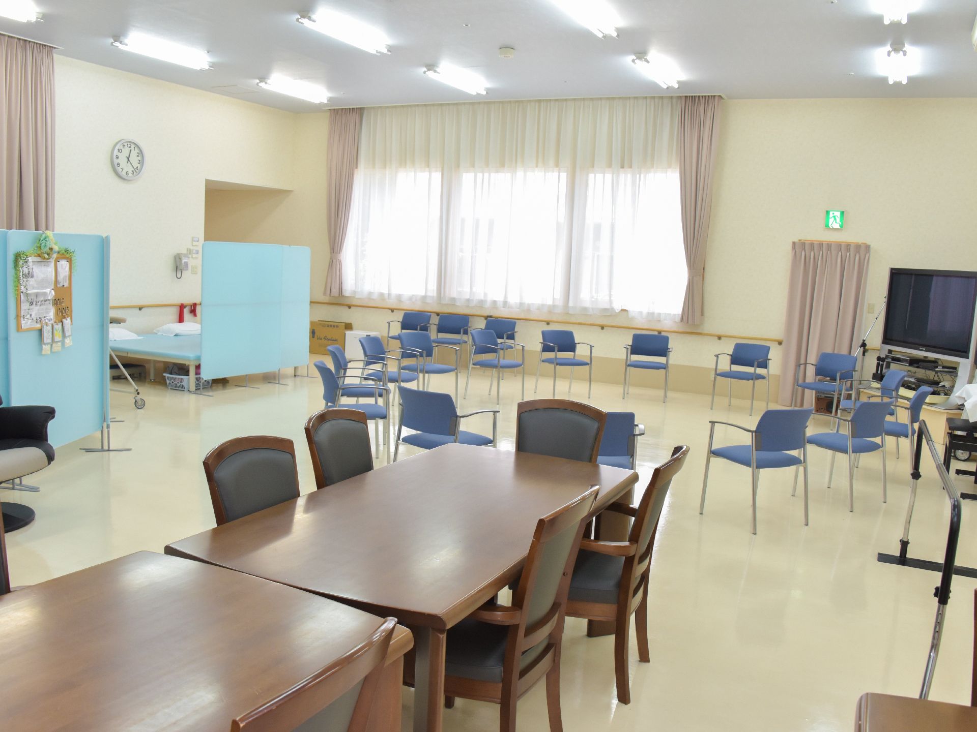 広々とした室内には、円形に椅子が並べられていたり、机と椅子のあるコーナーもある。パーテーションで仕切られた横になれる場所もある。