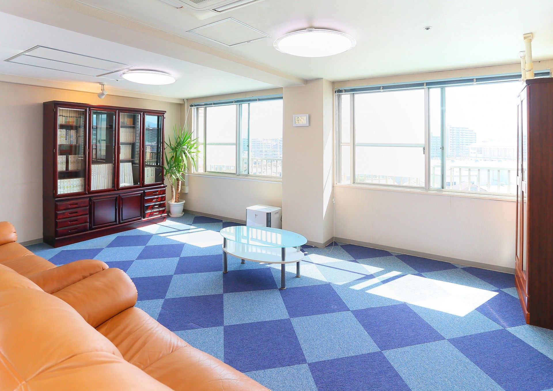 やや大きめなテーブルに椅子5脚が設けてある、談話スペース。庭に面した窓際にあり、明るい日差しが入る場所にある。