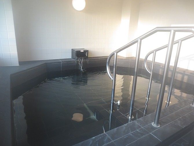 広く、赤を基調とした廊下は明るい印象。手すりが設置されているので歩行に不安がある人にも配慮されている