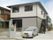 ２階建ての集合住宅のような外観の建物で、建物前に駐車場があり出入りがしやすい。建物外側に階段が付いている。