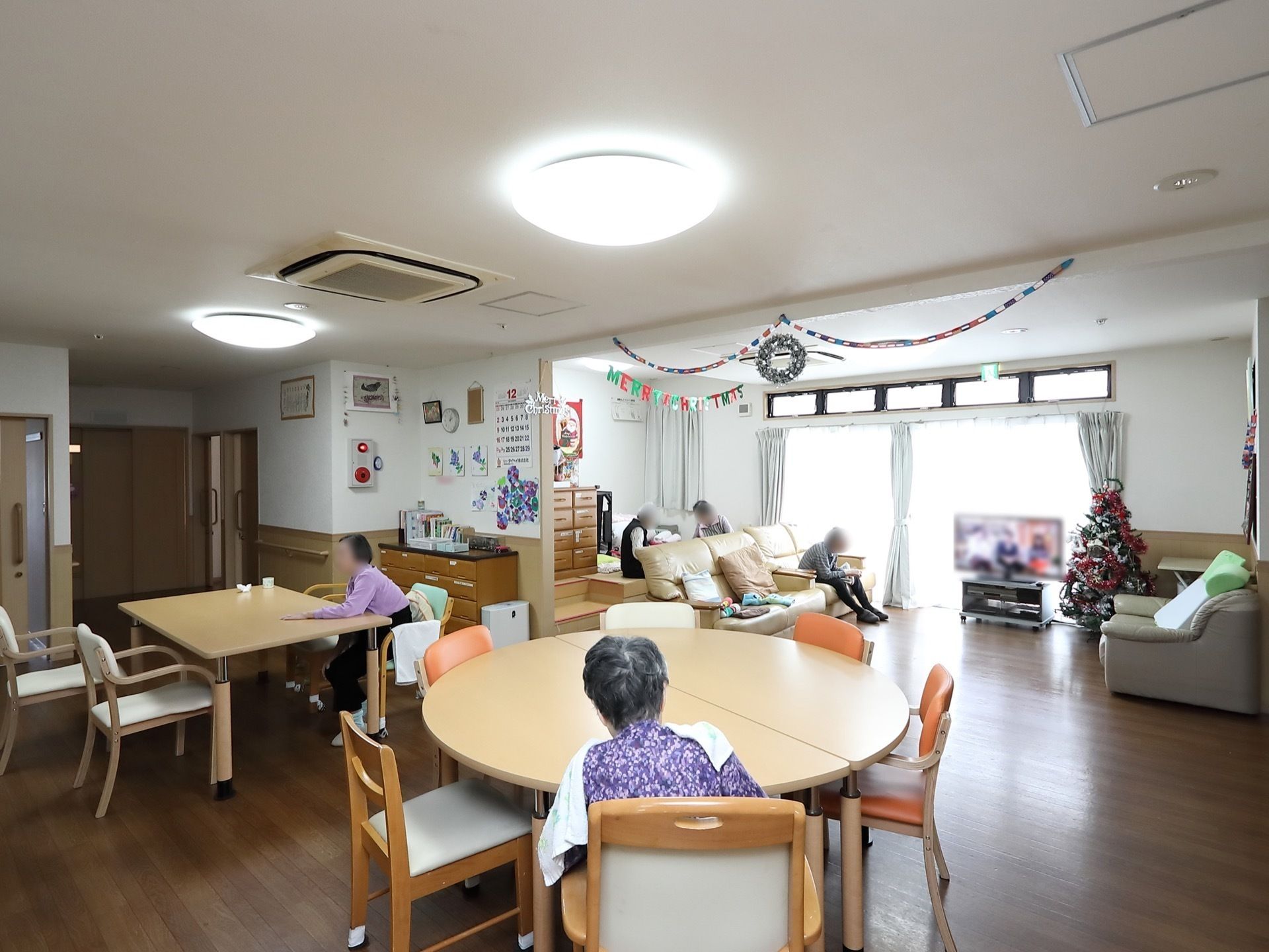丸いテーブルや四角いテーブルが置かれているダイニングルーム