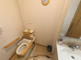 バリアフリーのトイレと洗面所