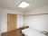 居室はフローリング床のワンルームである。一人部屋でもゆったり広い空間である。予め電動ベッドは備えつけられている。
