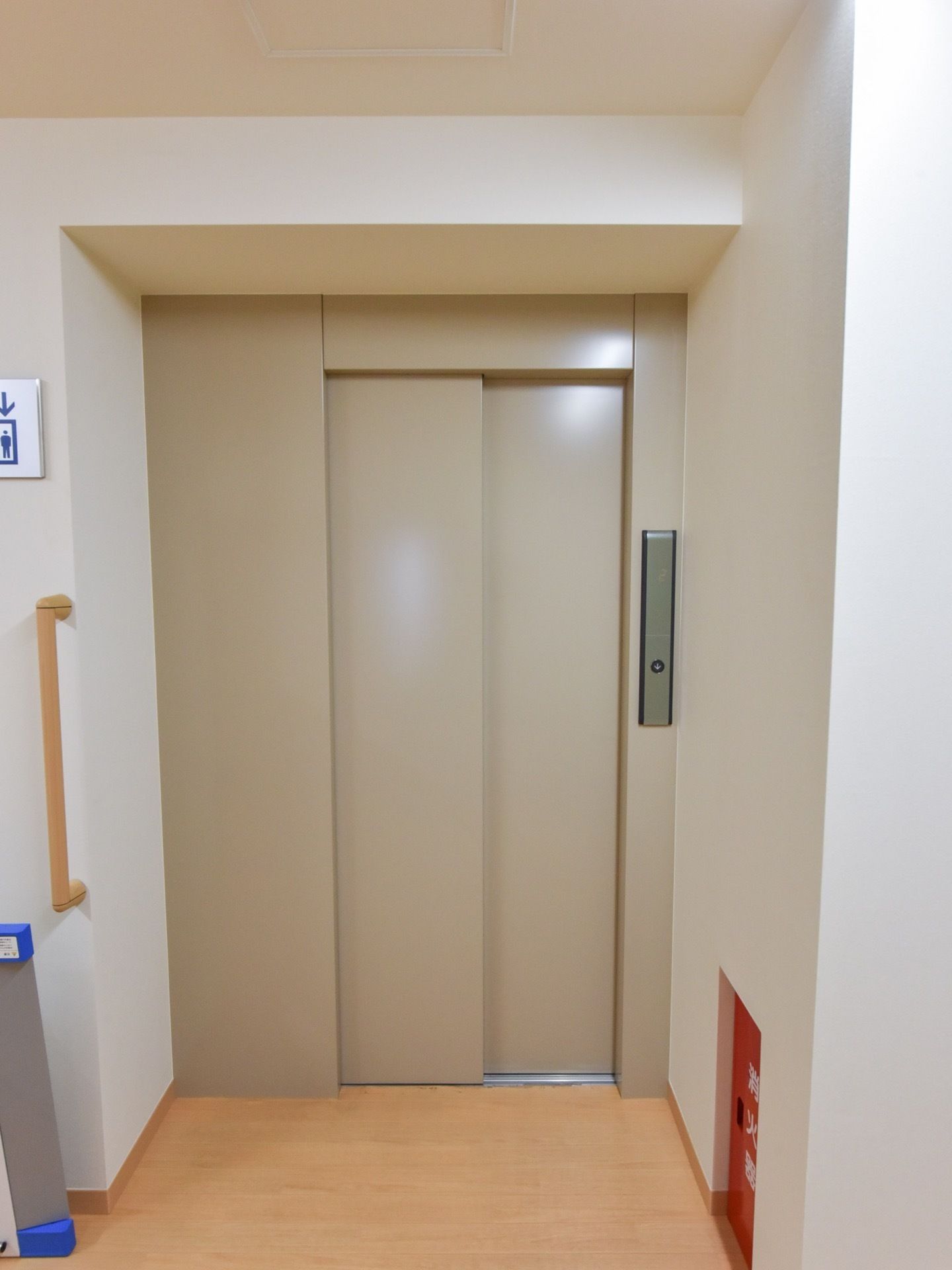 施設内に完備されているエレベーターである。周囲には、手すりや消火器が設置され、安全に配慮されている。