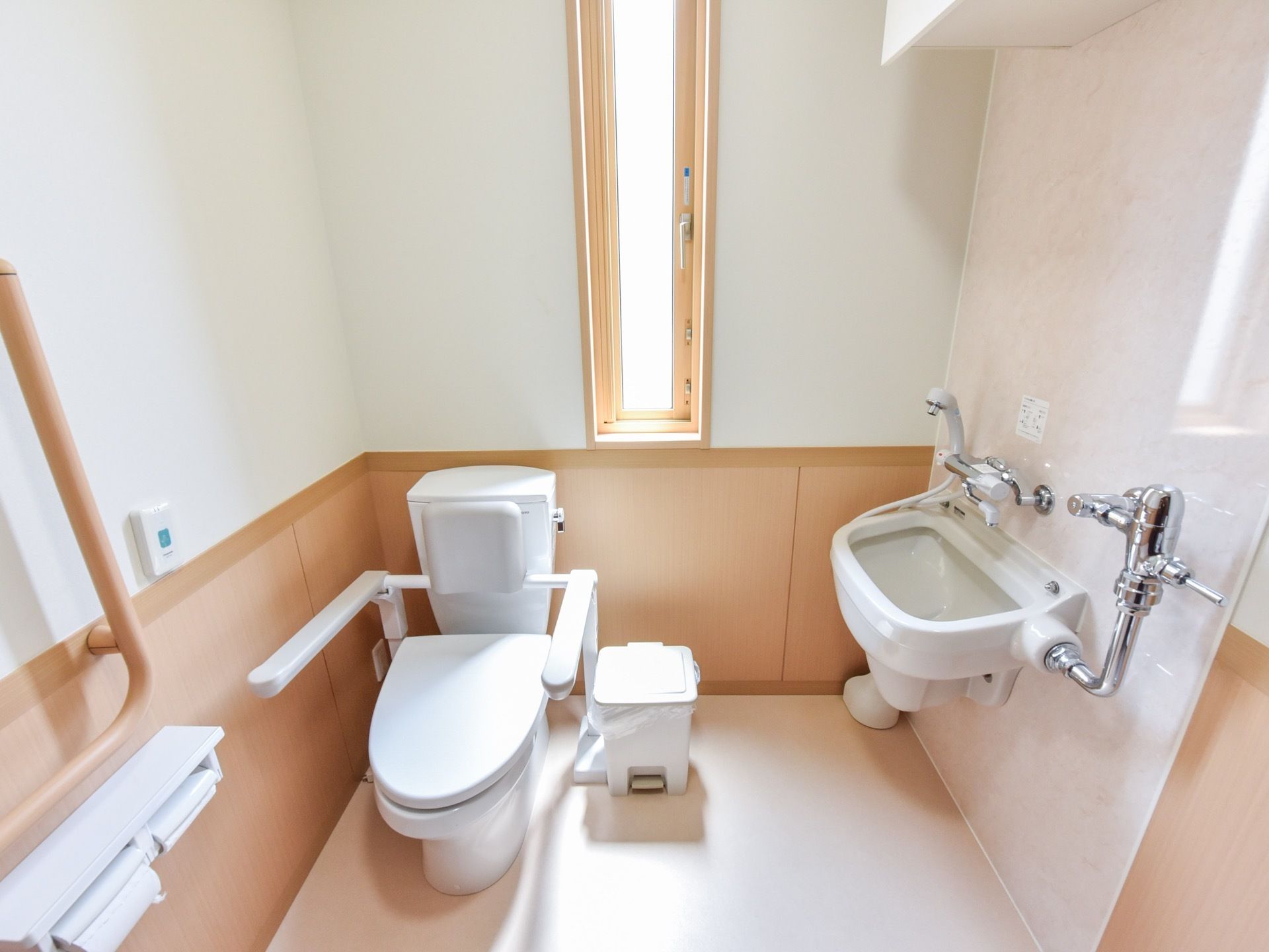 窓が完備され、オストメイト対応のトイレである。便器には、背もたれパッドや可動式手すりが設置されている。