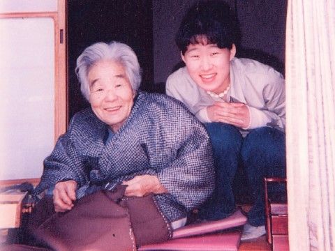 白髪のおばあさんと若い女性が笑顔で写っている古い写真