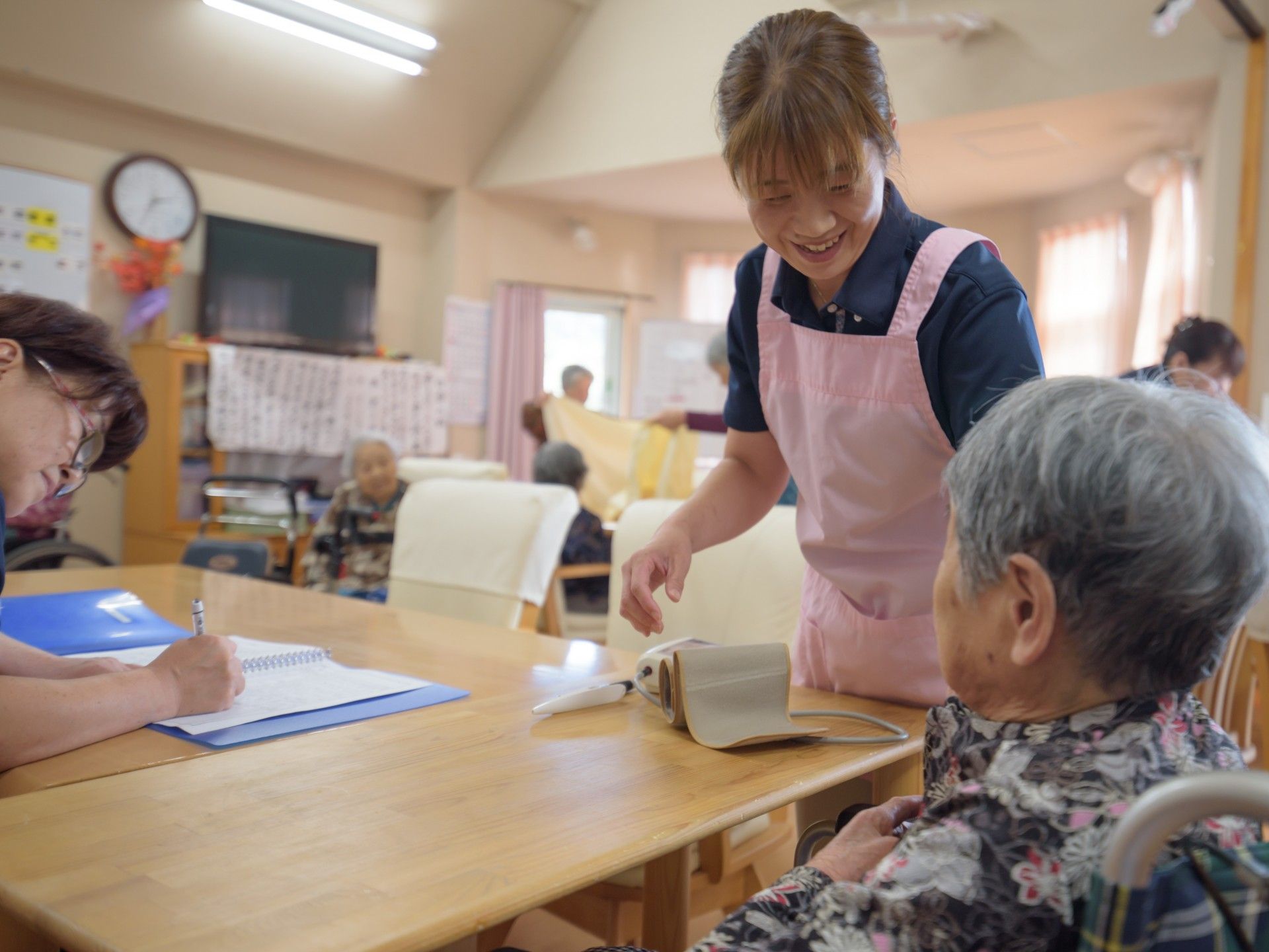 笑顔で支援するスタッフ