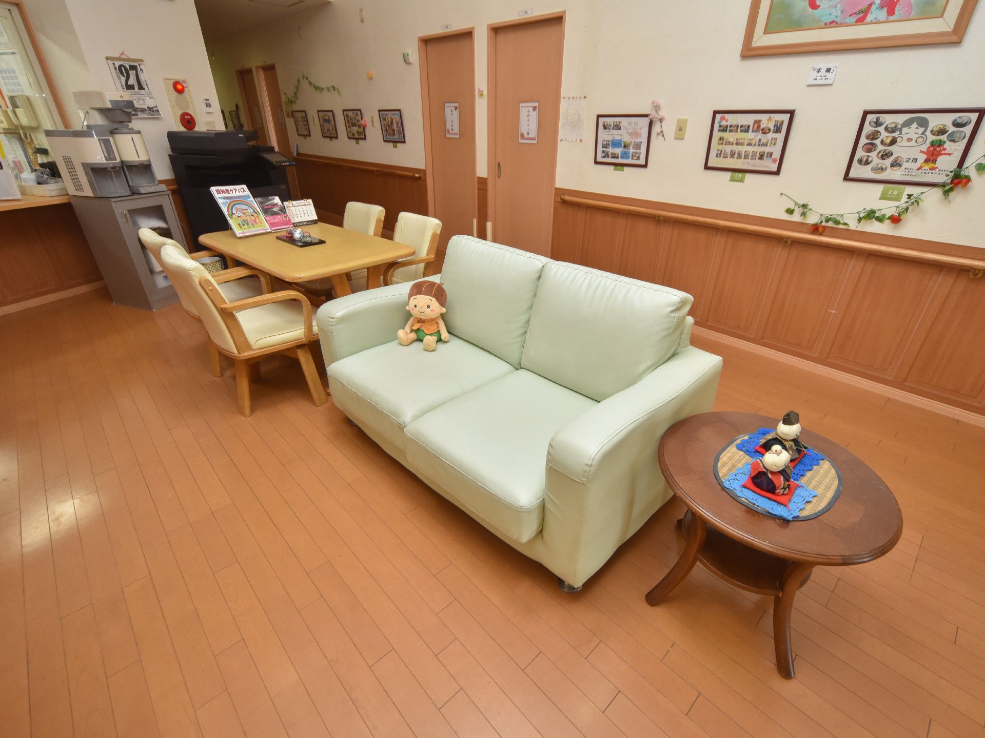 来客やちょっとした相談などに使える談話スペース。テーブルと椅子4脚、その横にソファーとサイドテーブルがある。