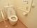 トイレには姿勢保持や立ち上がり動作の補助に手すりが付いている。緊急通報システムがついているので、急な体調変化にも対応している。