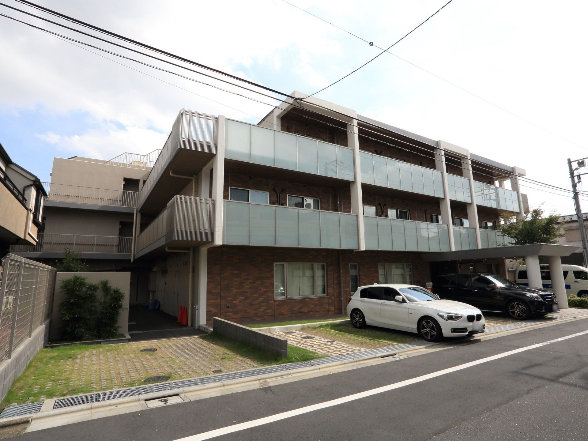 「ニチイホーム碑文谷」の外観。周辺環境に馴染むような落ち着いたデザインの建物。