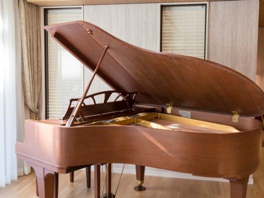 レストランにあるグランドピアノ