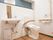 白を基調とした明るいトイレは、温水洗浄便座である。すぐ横に洗面台がある。手すりや非常呼び出しブザーが完備されている。