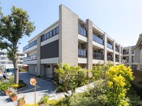 ３階建てのハイセンスな建物である。２階と３階にはバルコニーが完備されている。エントランスまでは手すりのあるスロープである。