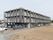 施設の建物は３階建てで、オシャレなデザインの外壁となっている。また広々とした敷地内には、駐車スペースを確保している。