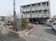 玄関先には垣根があり、施設名が書かれた看板を設置している。また入り口付近には、乗降スペースを確保している。