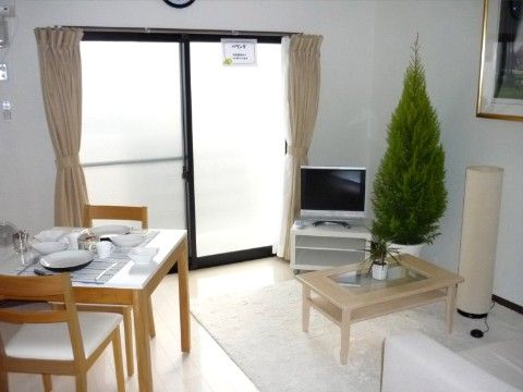 ２人掛けのダイニングテーブルとテレビが設備されている居住空間