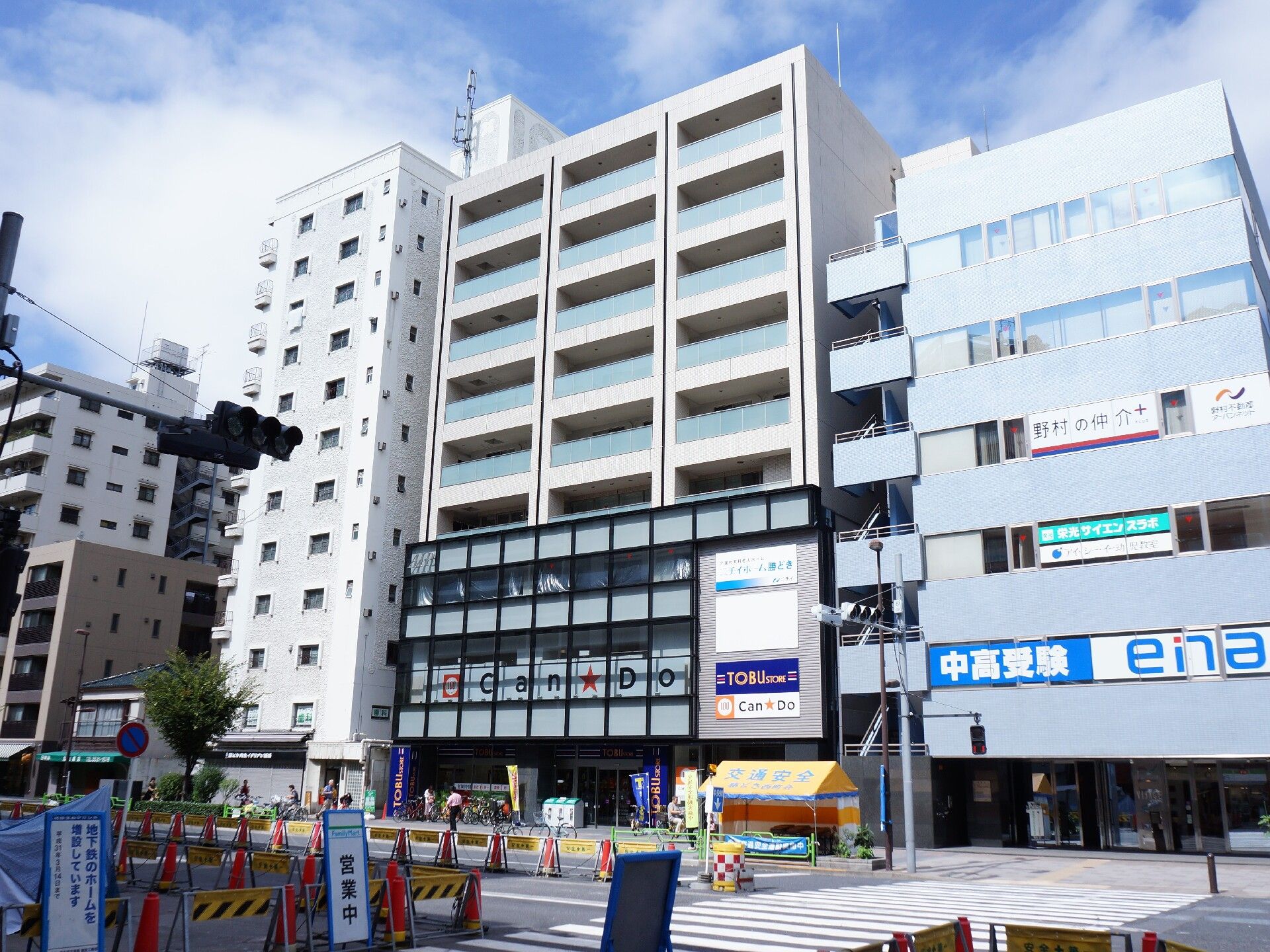 ニチイホーム勝どきの外観。マンションのような雰囲気の佇まいの建物。