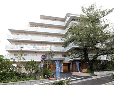 白い鉄筋コンクリート造り6階建の施設である。建物前には、駐車場が設けられており、大きな桜の木や植物などが植えられている。