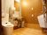 トイレは便器の横に立ち座りの時につかめる手すりが付いており、トイレの横には洗面台がある。洗面台の横の壁には緊急連絡用のボタンが付いている。
