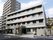 介護施設の壁は白色となっている。また、窓がたくさんあるので部屋数が多いことが外からでも解る。建物は複数階ある。