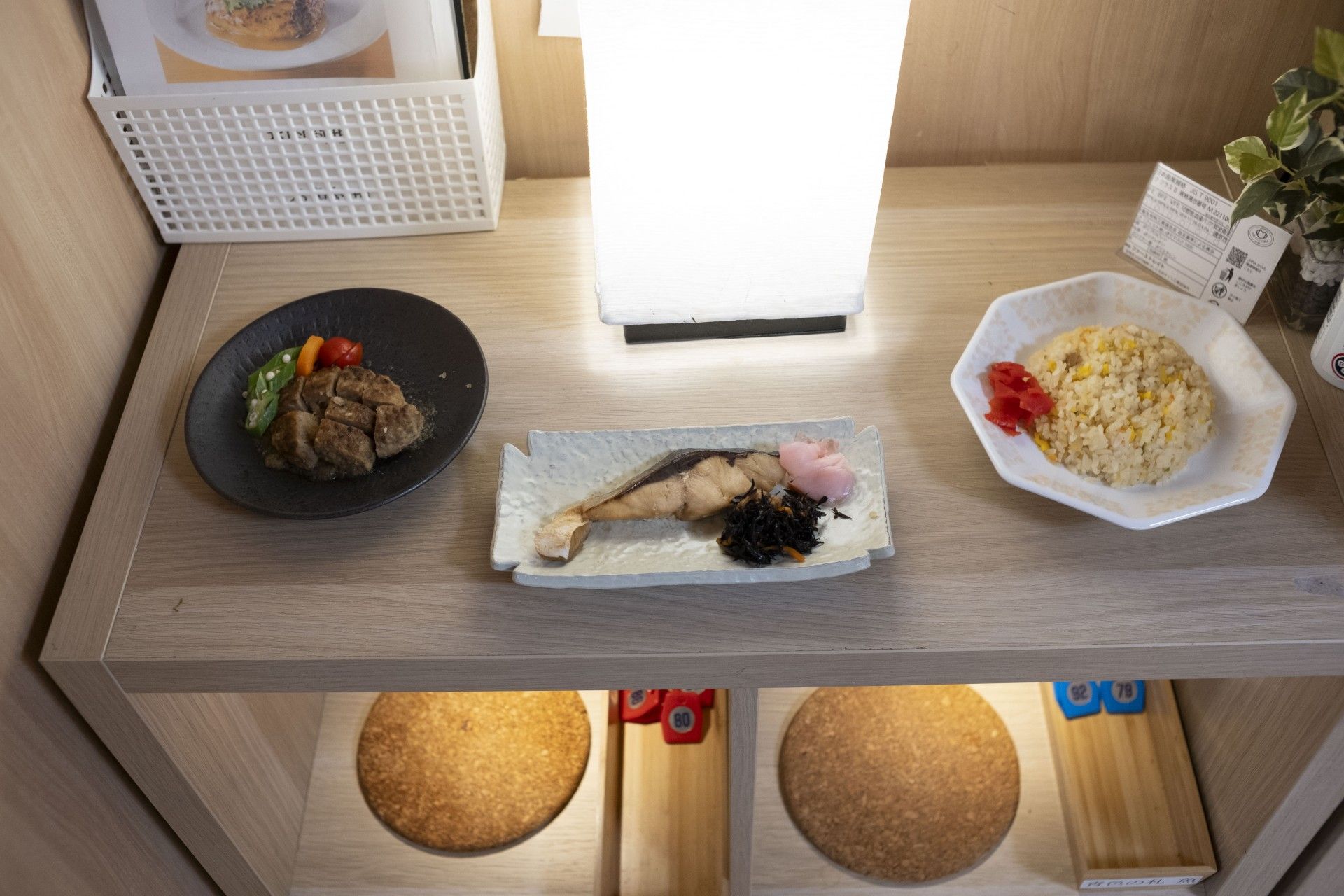 棚の上に置かれた食品サンプル