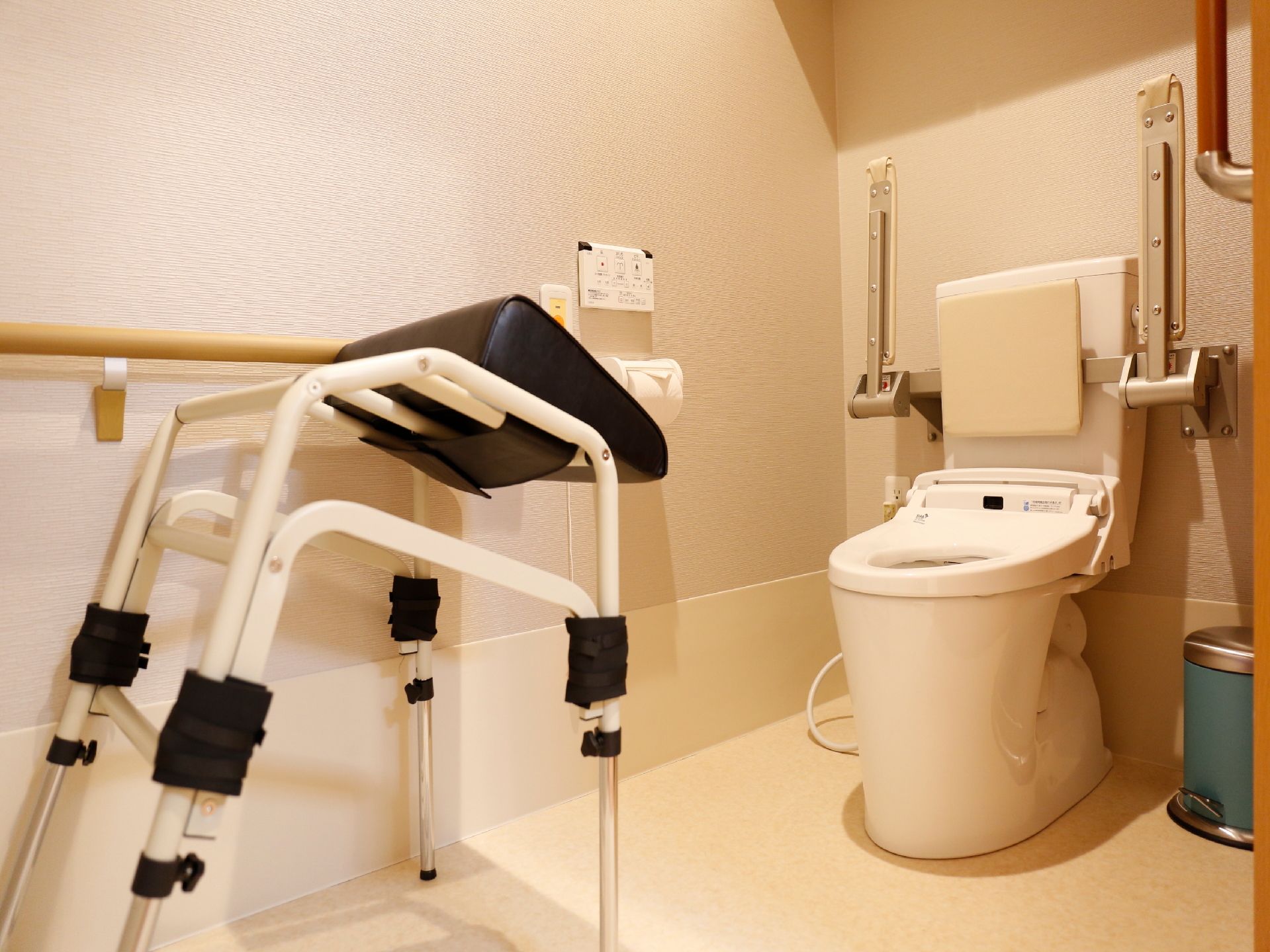 トイレにはトイレを利用しやすくなるような様々な機器や設備が設置してある。手すりは動くものを設置してある。