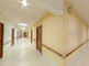 明るく広々とした施設の廊下