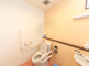 バリアフリーのトイレ設備がある部屋